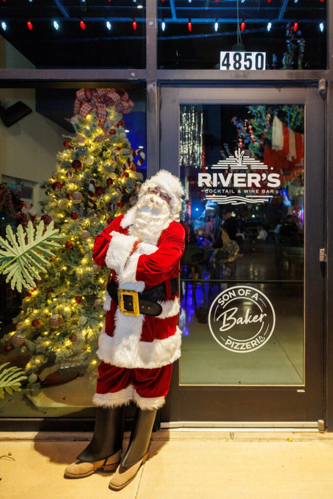 santa-in-front-of-rivers-cocktail-bar